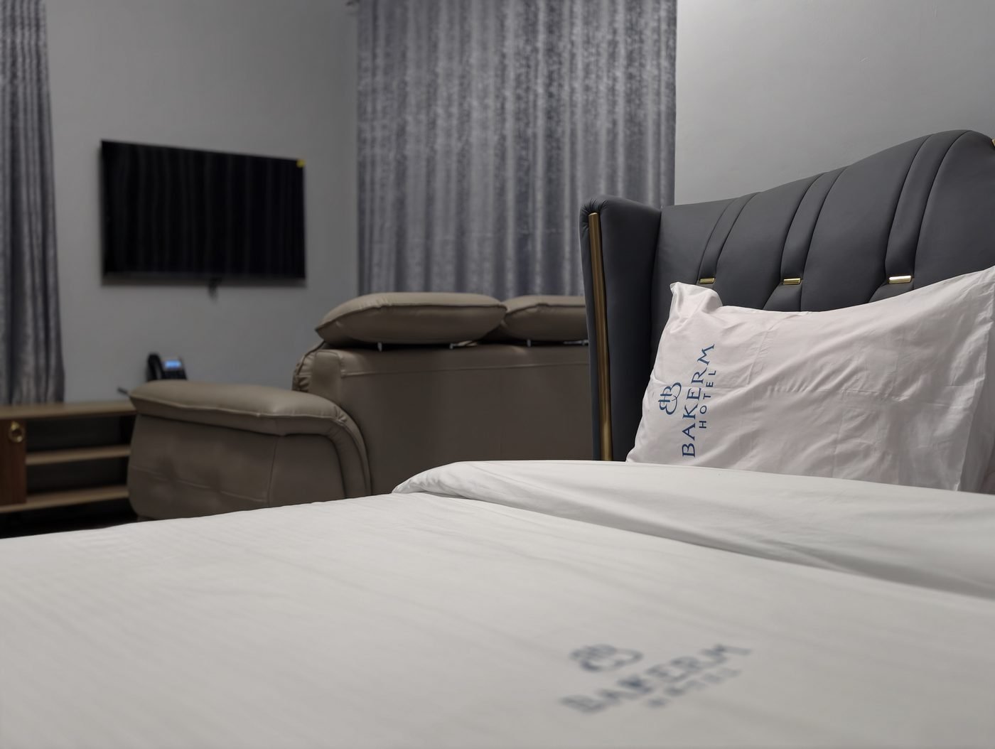 Deluxe room at Bakerm Hotel with bed and sitting area